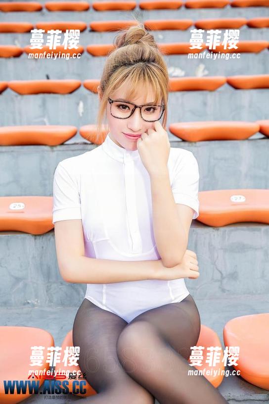 全套来袭，爱丝图集仿佛在说：“人生嘛，就是一场疯狂的美丽游戏！”