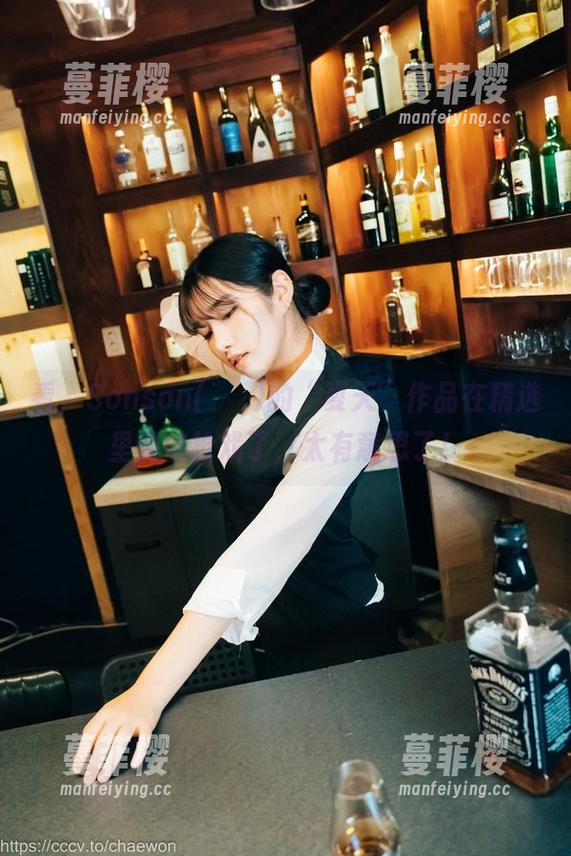 看，Sonson(손손)的“夏天”作品在精选里悄悄抢戏了，太有意思了！