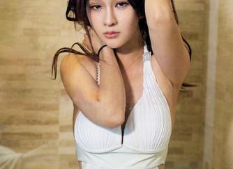 TuiGirl推女郎 – 娜露的海边写真更新：在沙滩上，远处的海鸥在打探什么啊？