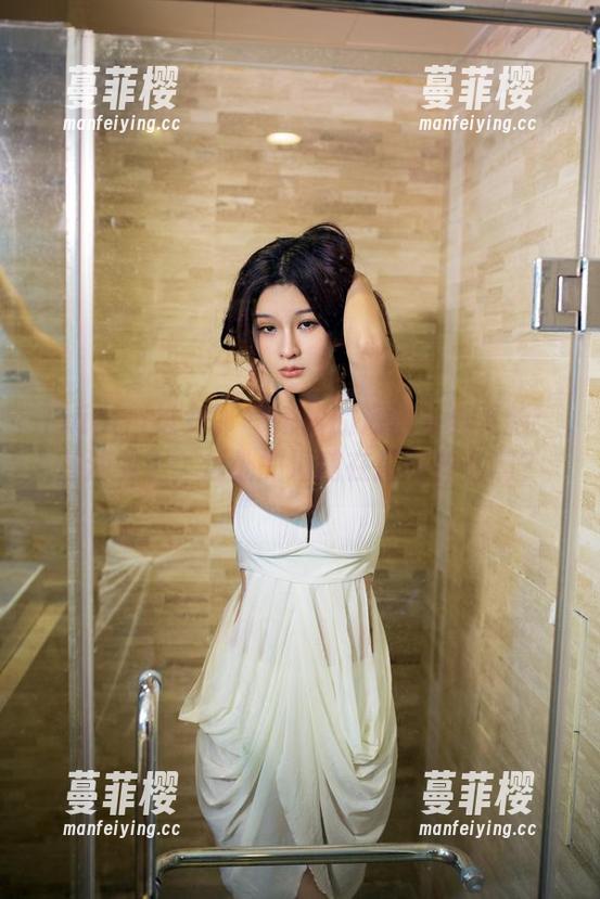 TuiGirl推女郎 - 娜露的海边写真更新：在沙滩上，远处的海鸥在打探什么啊？