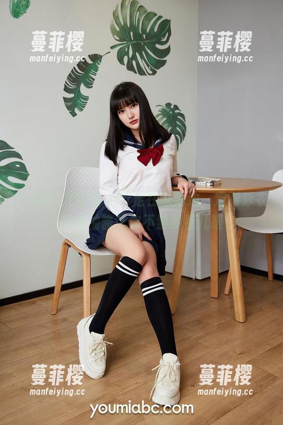 YouMi尤蜜荟 - 行走在泳池边，定制泳衣的柚柚酱让你不禁多看几眼