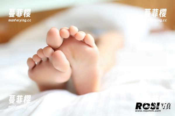 rosi - 无圣光，红裙，而小莉只是静静地站在那里