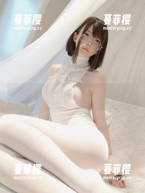 宝多六花的私拍：一小央泽在这张美图里小心翼翼地捧着天空的迷蒙。