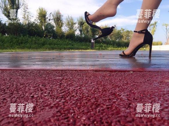 微密圈 - 丝月神的新图集：黑高跟和肉丝的绝妙结合，这穿搭能不能更抢眼点？