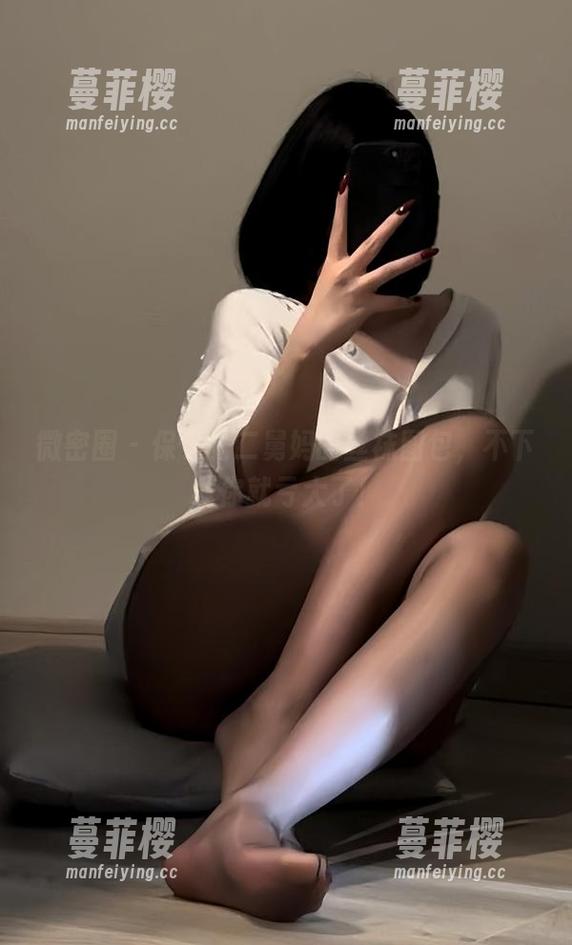 微密圈 - 保守的二舅妈的丝袜图包，不下载你就亏大了！