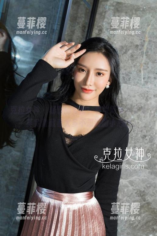 克拉女神 - 杨暖的套图，看似简单的可爱，其实隐藏着太多不想说的小心思。