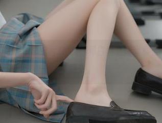 看兔玩映画的原图,总觉得JK制服和白丝之间有那么一点点好戏在后头。