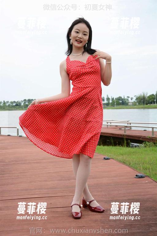 初夏女神 - 安妮选的车模照片：浅装+精选，一种媚态在路边飘荡！