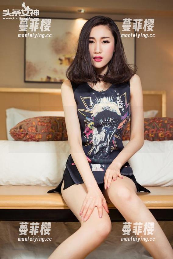 头条女神-王竹 头条女神 - 哦,王竹的定制礼服,图片中的每一处设计都让我想起小时候的游戏,简单却深妙。