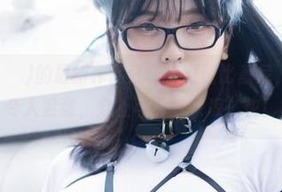 宋哈娜(송하나)的最新作品分享，微型比基尼，容量少得令人紧张，穿上可真好“凉”快！