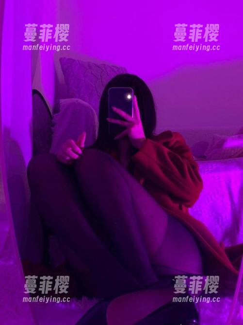 微密圈 - 更新！是可馨耶的红色镂空图集，恍若打开了一扇新的门，但我还是有点迷瓣...