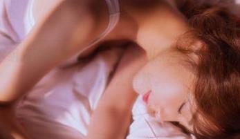 果团网 – 这组高清写真里，蜜桃Q妹儿展现学妹的不期而遇，有点小惹人喜欢。