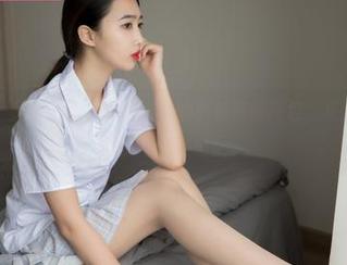 梦丝女神 – 最新发售，璇璇与她的小黄鸭帽图包，反正是意外又忍俊不禁的搭配。