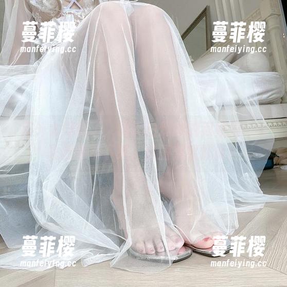 室外太好看了，偏偏白烨烨的狼姐姐cos让我停不下来，套图效果炸裂！