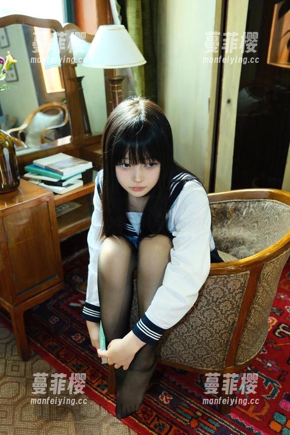 白莉爱吃巧克力的美图合集——爱蜜莉雅的一天，先来一杯炸裂的眼球饮料！