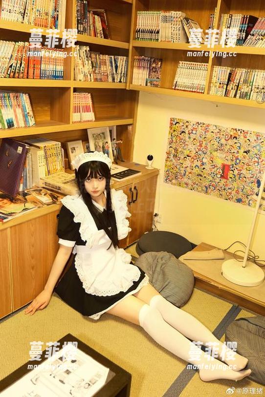 白莉爱吃巧克力带你进入黑丝的cos小世界，安排上了！