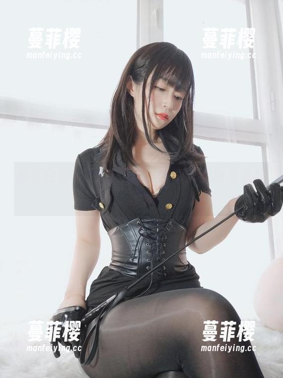 躺在白银81的泳池里，分享美图前先来杯冰水