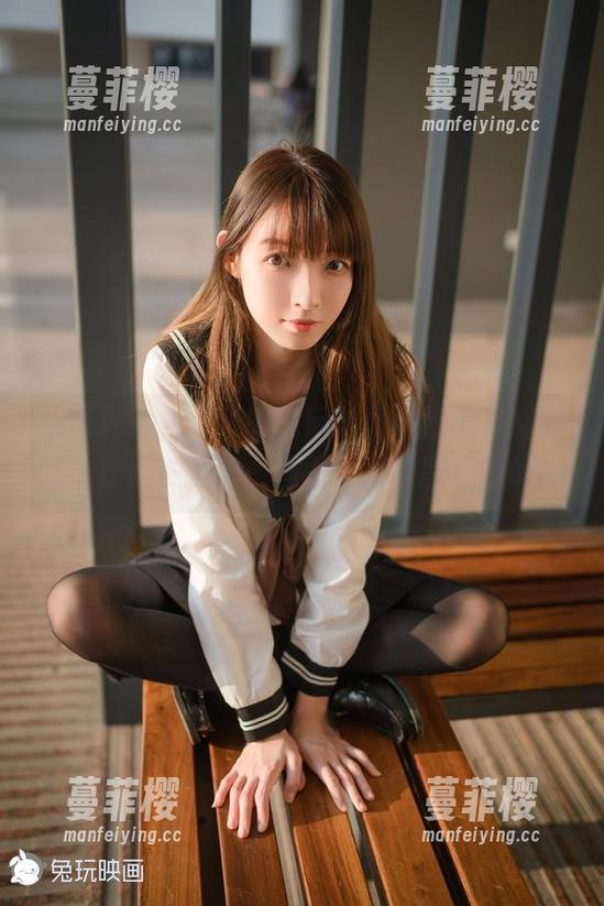 祖木子 绿草坪上祖木子的兔玩,真难得没有那种让人出戏的圣光,画面竟然还蛮和谐的!