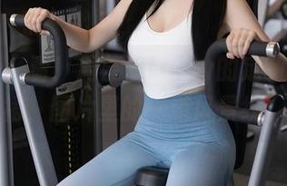 秀人网 – 看！周慕汐fairy的定制黑丝吊裙，图片里的一道风景线。