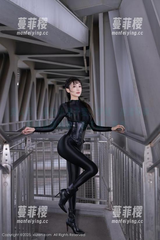 秀人网 - 麻吉小兔子变身学妹，高清写真带你看到她的“非主流”青春。