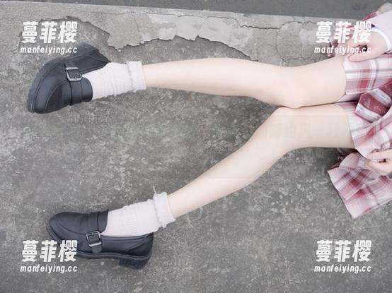 紧急企划 - 小恩的吊带私拍，原图里的简约风一秒种草同款。