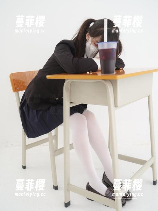 紧急企划 - 谁说只看脸？小恩的美脚写真集完全值得下载！
