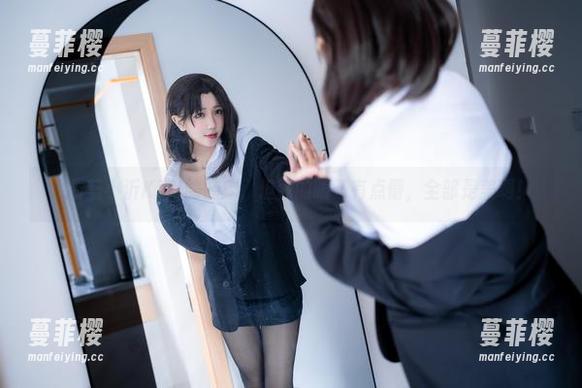 蓝小沂KiKi 观看蓝小沂KiKi的伽摩,但我的眼睛有点懵,全部是美啊!