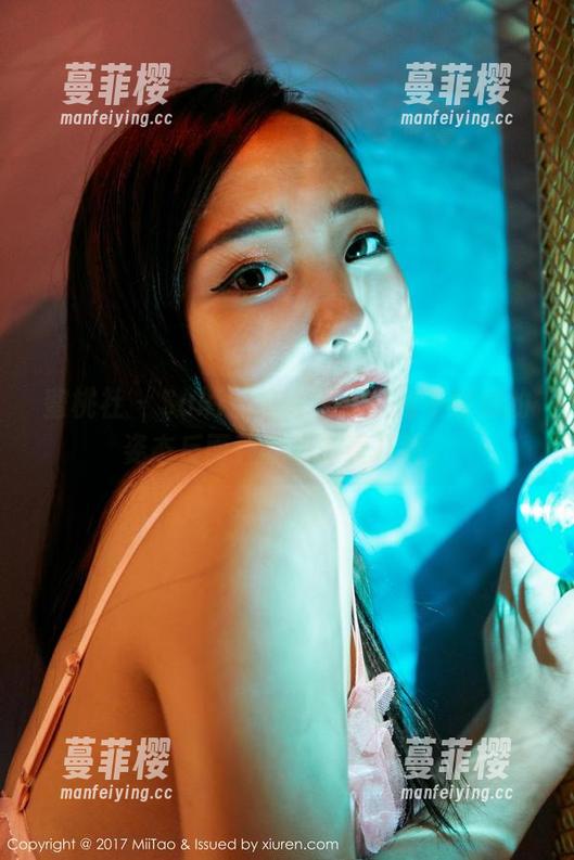蜜桃社 - Suki短裤套图，微微不经意的姿态反而让我想多看几眼。