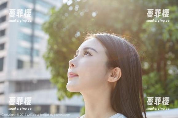 蜜桃社 - 校服分享：真希总能把清纯演绎成另一种滋味。
