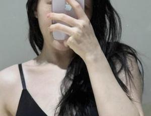 微密圈 – 图集暗藏的惊喜：铁锤姐姐的又粗又白的腿，下载前小心口水。