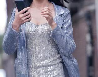 魔镜街拍 – 婷婷分享的写真：肉丝圣诞美人，竟在寒风中翩翩而立？