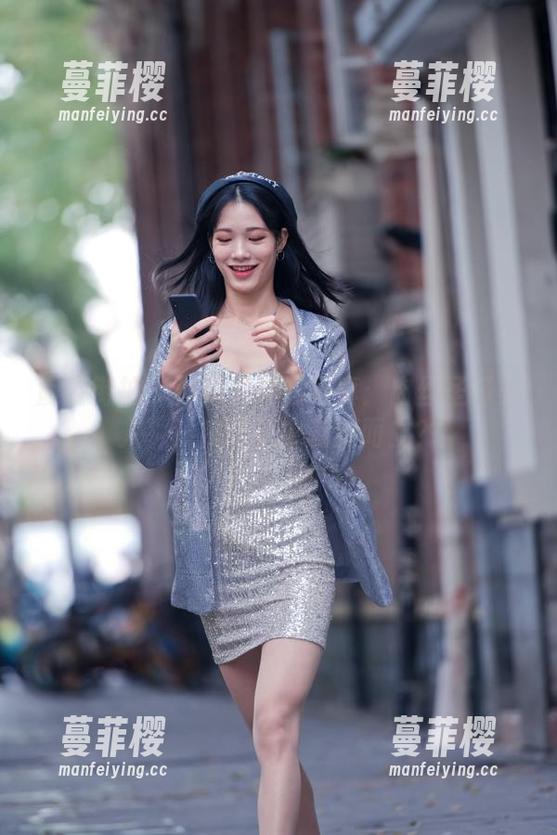 魔镜街拍 - 婷婷分享的写真：肉丝圣诞美人，竟在寒风中翩翩而立？