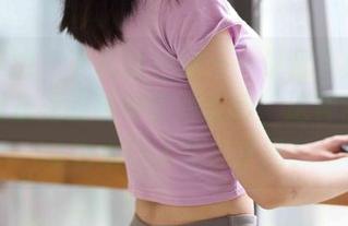 魔镜街拍 – 下载时注意——保留了婷婷穿着包臀灰裙的种种微妙姿势，这种甜美的OL也太让人分心了吧！