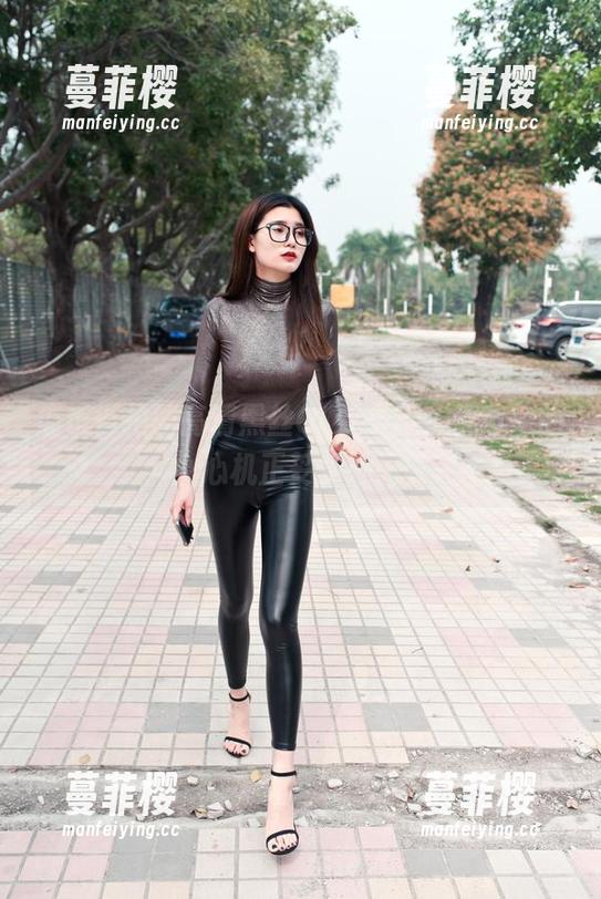 魔镜街拍的高清黑丝OL要来了，都市中的小心机正妥妥地闪耍