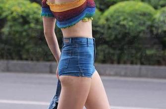 魔镜街拍：高清图册，红裙小姐姐好像在街上打卡，真想问问这裙子是不是有GPS定位！