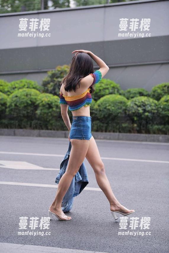 魔镜街拍：高清图册，红裙小姐姐好像在街上打卡，真想问问这裙子是不是有GPS定位！
